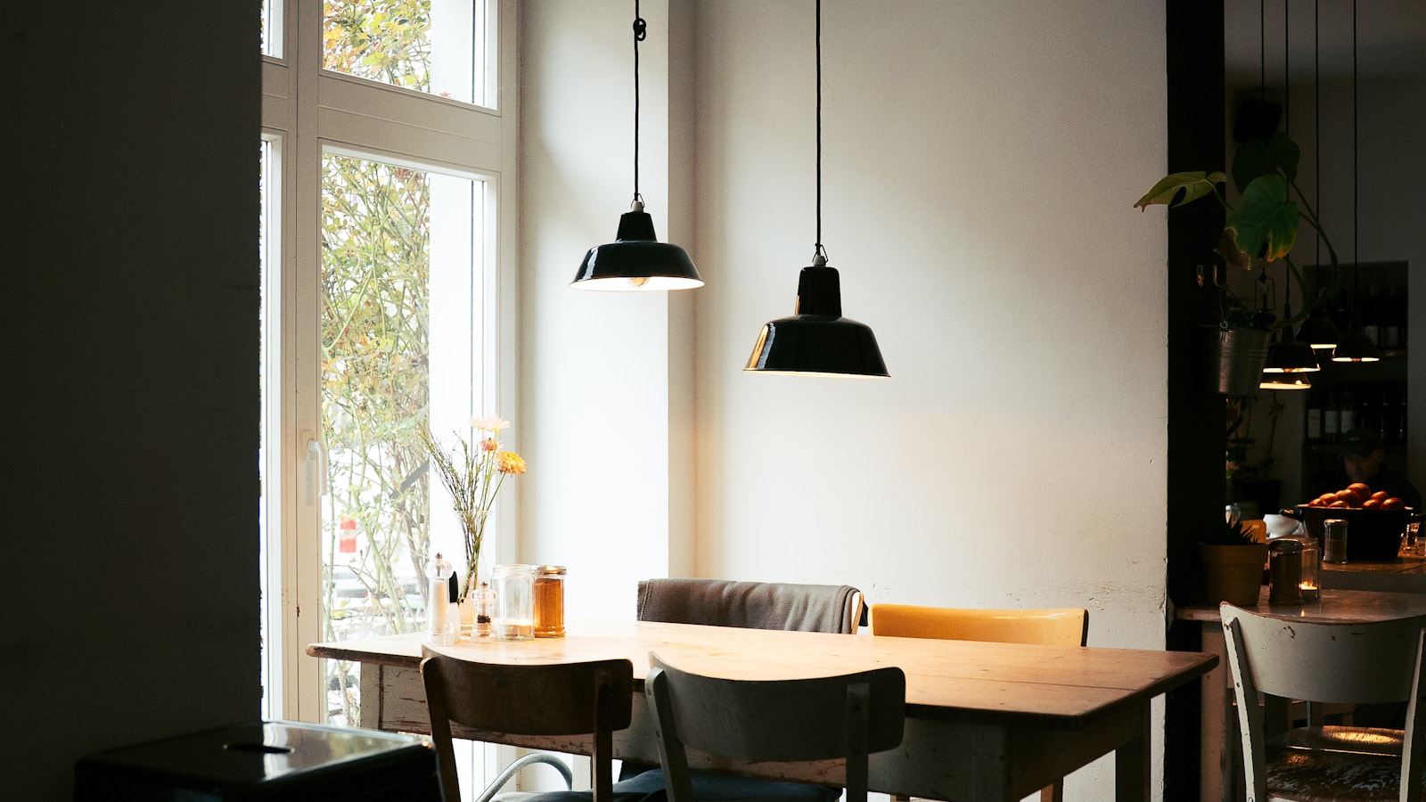 Sitzplätze und Holztische am Fenster eines Berliner Cafés.