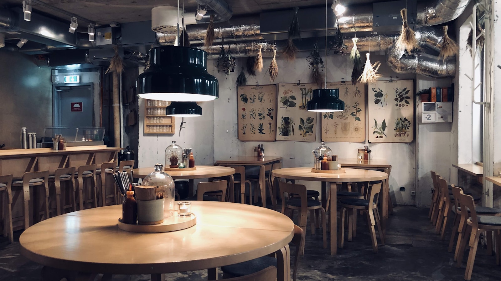Freie Holztische und Stühle in einem Restaurant mit offenem Deckenaufbau.